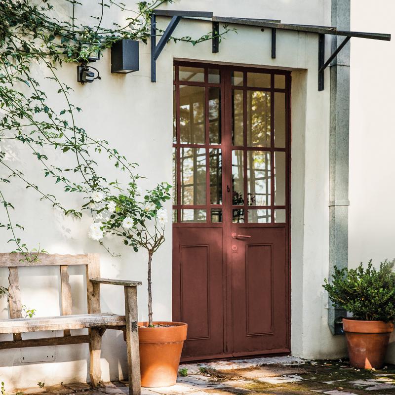 Peinture pour bois extérieur haute résistance protégeant une terrasse en bois sous le soleil et la pluie