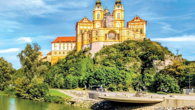 Alt Text: Chaise en bois peinte à la main avec des motifs floraux typiquement français