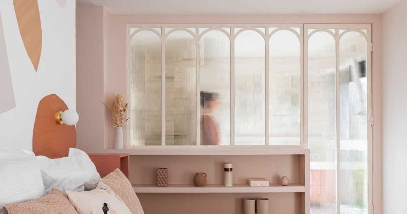 Peinture chambre mansardée claire et lumineuse, avec des murs blancs et des poutres apparentes pour une atmosphère douce et spacieuse