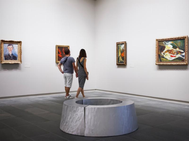 Oeuvre de peinture au couteau moderne dans galerie parisienne