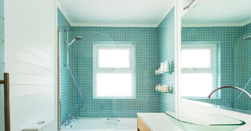 Salle de bain moderne avec carrelage peint en époxy gris anthracite, créant une ambiance spa élégante