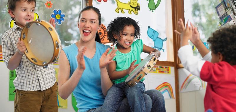 Peinture facile enfants développant créativité et liberté d'expression dans un atelier