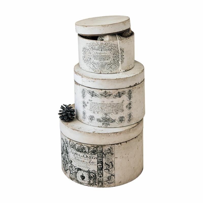 Tableau décoratif avec peinture fer effet rouille sur fond de mur en pierre, style rustique chic français.