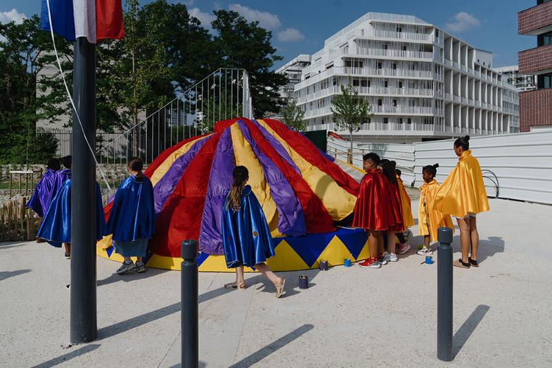 Matériel essentiel pour l'artiste explorant la peinture fluo dans un atelier français