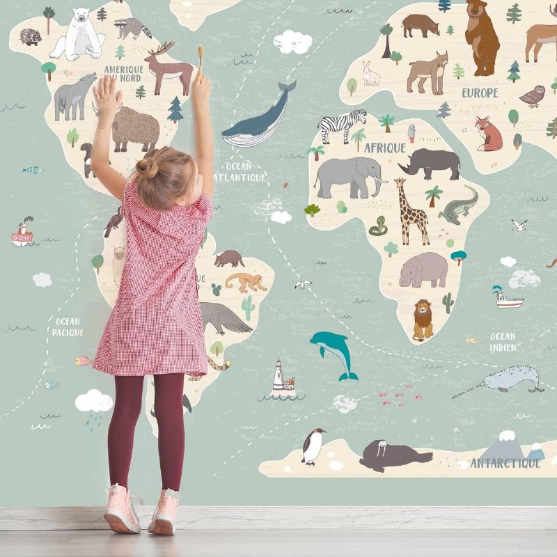 Chambre de fille avec accents de peinture framboise, mobilier blanc et détails ludiques