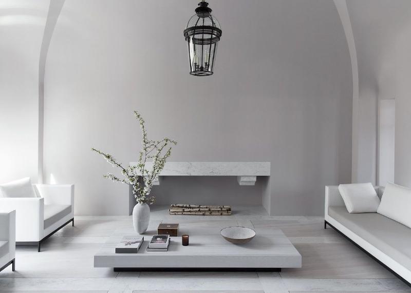 Salon moderne avec peinture framboise, mobilier contemporain et accents boisés