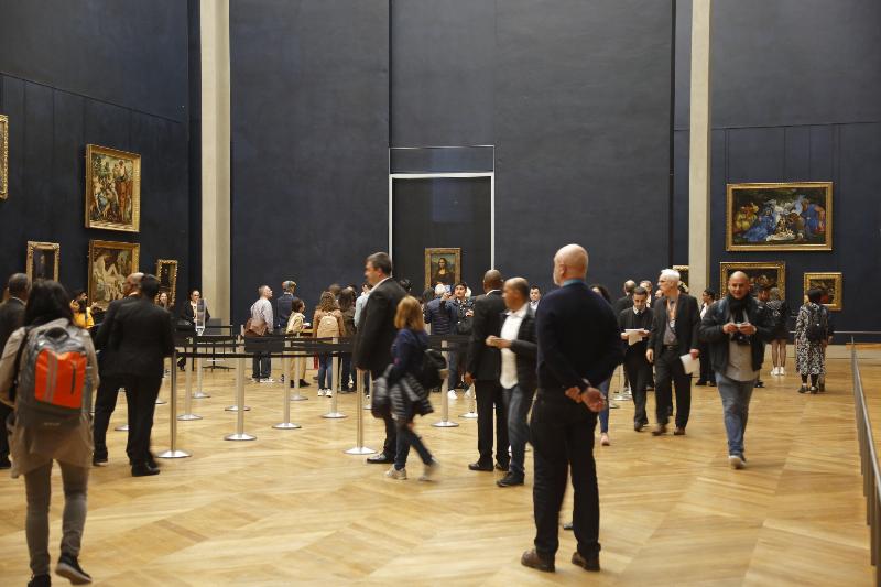 Visiteur admirant un chef-d'œuvre de la peinture française au 17ème siècle au Louvre, contemplation
