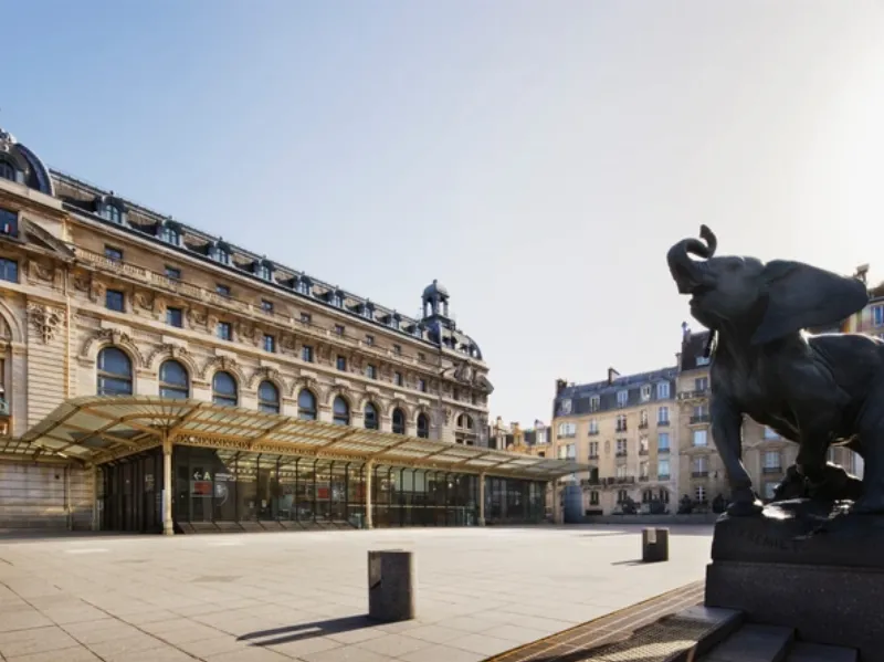 Intérieur du musée d'Orsay, mettant en valeur l'architecture et les œuvres emblématiques de la peinture française du 19ème siècle.