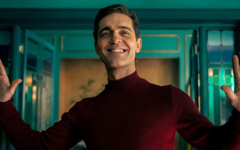 Peinture fuchsia dans l'art et la mode française, reflétant l'histoire et l'élégance avec une touche audacieuse.