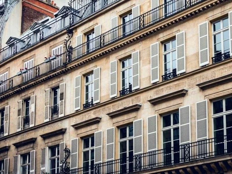 Peinture garde corps d'un balcon parisien historique en fer forgé, style haussmannien, France