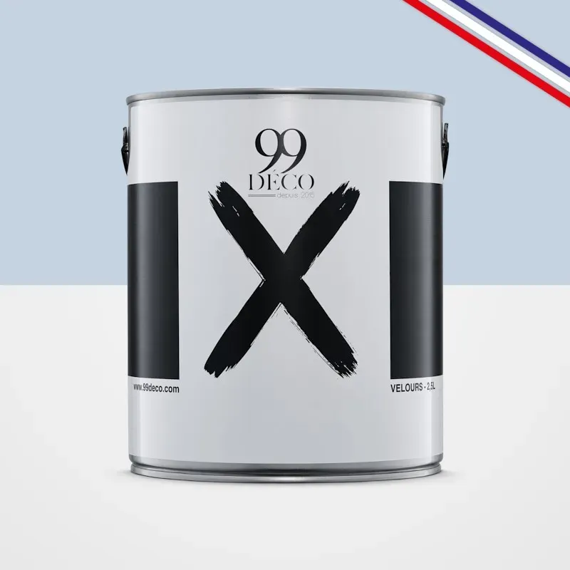 Application élégante de peinture gris bleu sur un mur préparé, avec des outils de qualité pour un rendu parfait