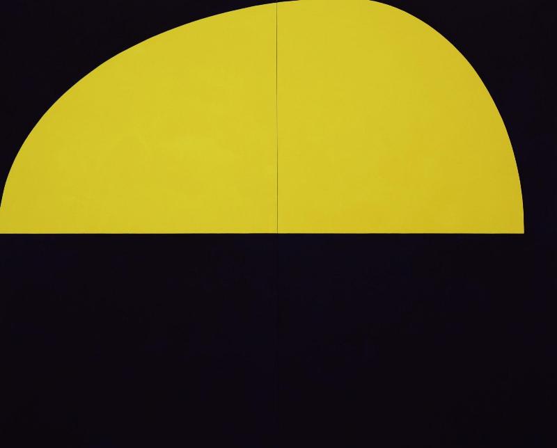 Une artiste travaillant à l'huile dans un atelier lumineux, entourée de toiles et de pigments.