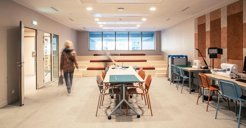 Création numérique dans un atelier moderne avec peinture intelligence artificielle et artiste