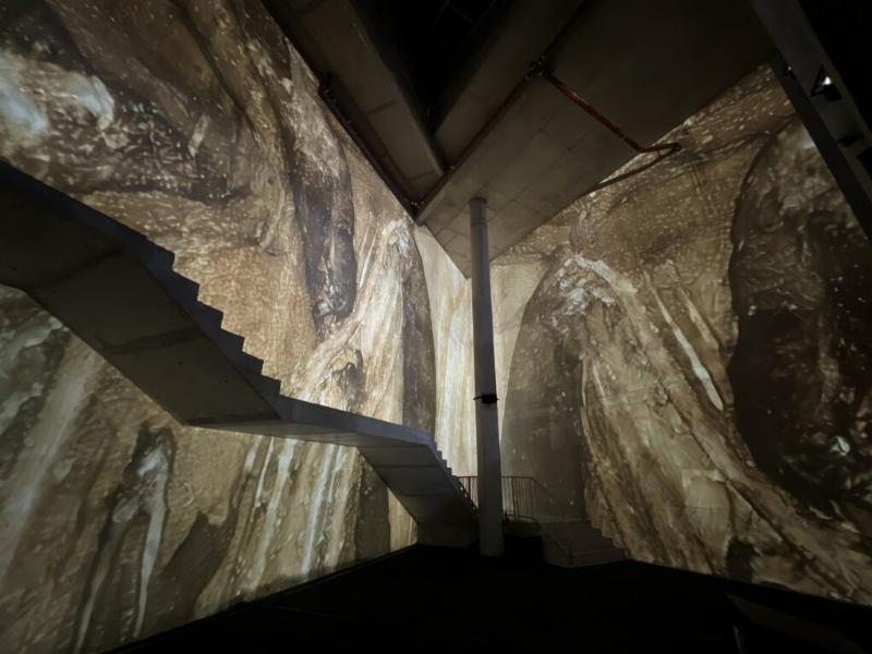 Peinture intelligence artificielle exposée dans une galerie d'art futuriste