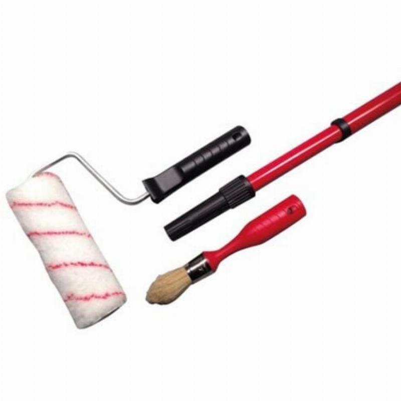 Outillage essentiel pour l'application de peinture kaki, incluant rouleaux, pinceaux et ruban de masquage