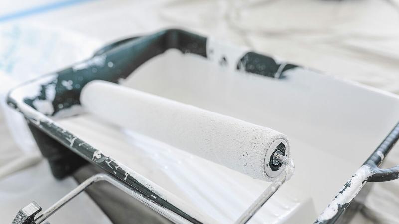 Application uniforme de la peinture Lidl Parkside sur un mur intérieur à l'aide d'un rouleau, assurant une couverture parfaite.