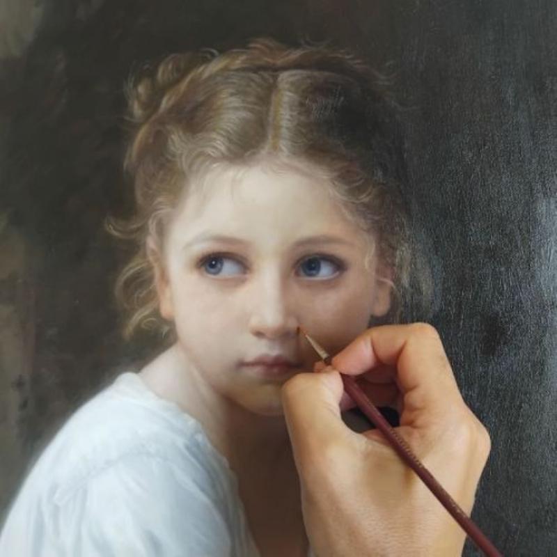 Artiste française en atelier peignant sur toile de lin