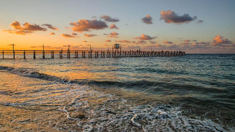 Peinture mer impressionniste de coucher de soleil sur falaises