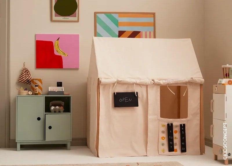 Chambre de bébé apaisante avec des meubles peints avec des peintures écologiques et sécurisées, favorisant la sérénité