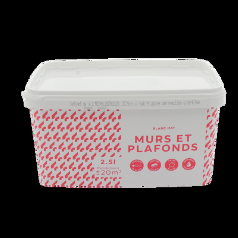 Préparation minutieuse d'un meuble bébé avant application de la peinture écologique et sécurisée pour enfant