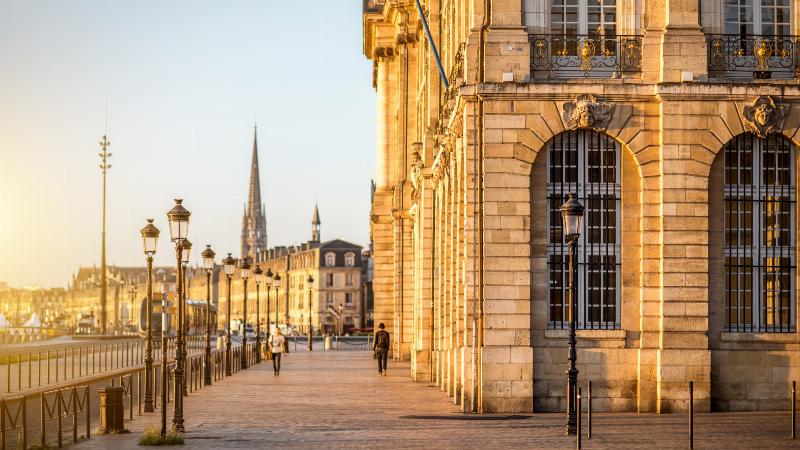 Astuces de chefs pour une peinture miroire parfaite et des créations uniques en pâtisserie française
