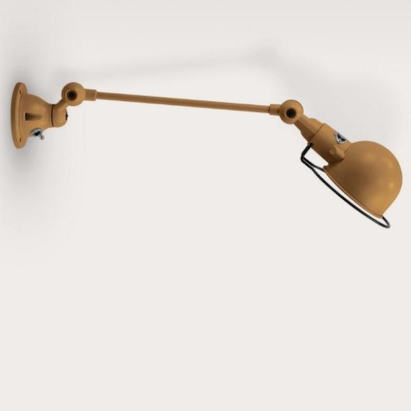 Peinture murale blanche nacrée dans un salon moderne, capturant la lumière