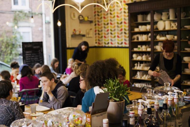 Famille profitant d'un goûter de Noël chaleureux après la peinture