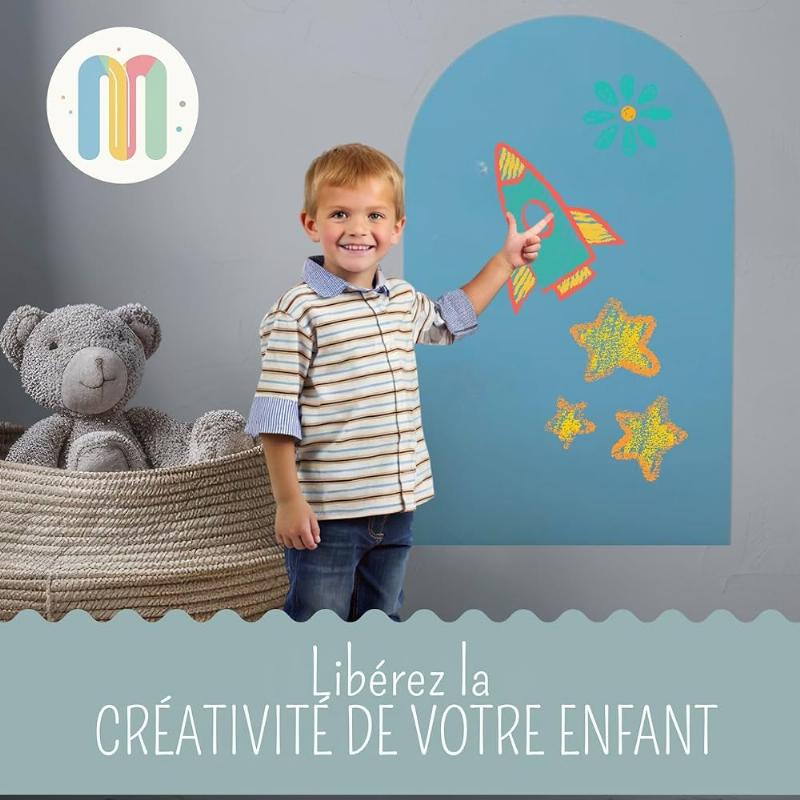 Un mur de chambre d'enfant avec une grande surface de peinture noire tableau magnétique, utilisée pour des dessins à la craie colorée et des jeux d'aimants éducatifs.