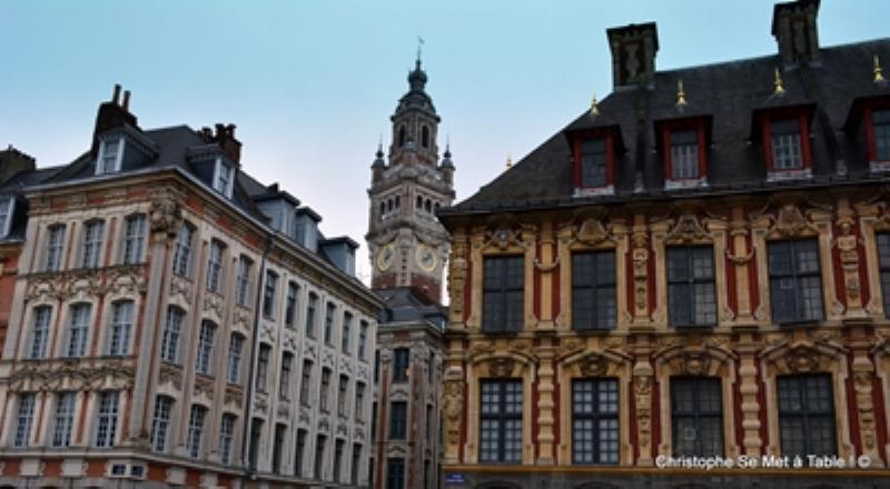 Illustration conceptuelle d'un accord entre la peinture pailletée rose et des douceurs françaises, comme des macarons et du champagne rosé
