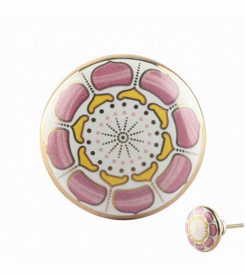 Gros plan d'un motif floral délicat en peinture sur porcelaine cuisson