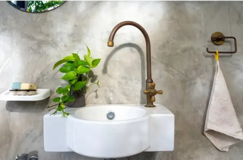 Un intérieur moderne avec un sol élégant protégé par de la peinture PU bi-composant, créant une ambiance chic et durable