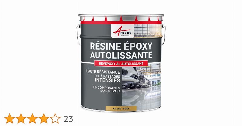 Vue d'un artisan français appliquant de la peinture résine époxy sur un sol d'atelier pour une finition parfaite