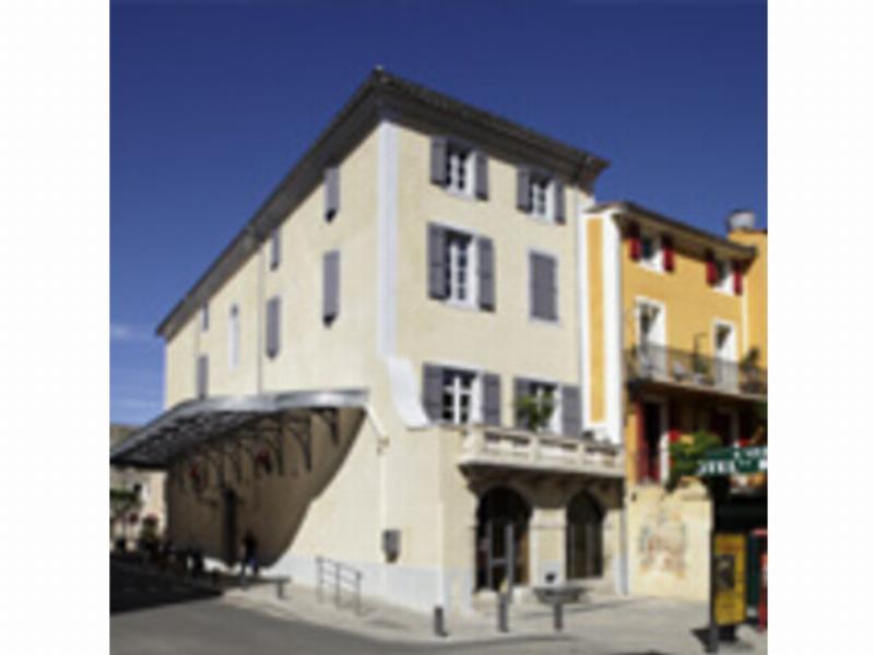 Façade d'une maison traditionnelle française rénovée avec de la peinture RPE