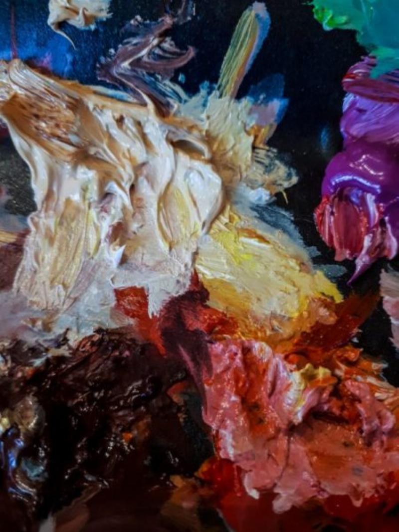 Artisan appliquant la peinture sable métallisé sur un mur, mettant en valeur la texture et les reflets