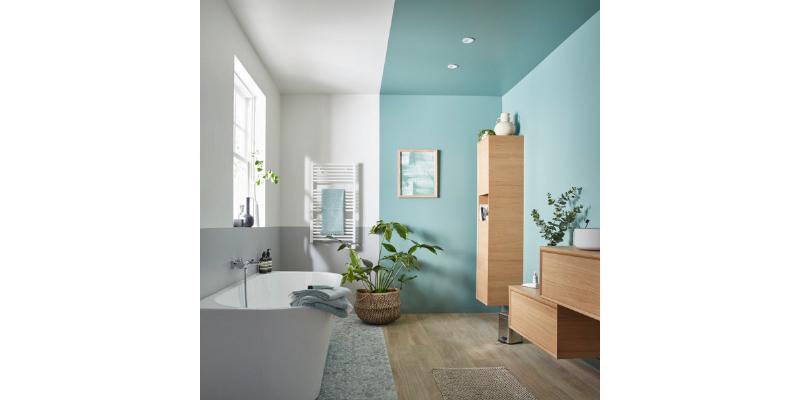 Nettoyage et préparation d'une salle de bain avant l'application de peinture spéciale