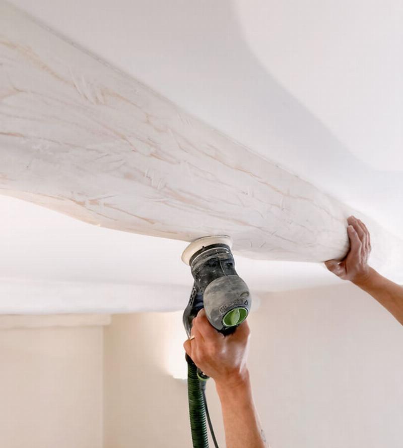 Étapes clés pour peindre du bois vernis sans poncer avec succès