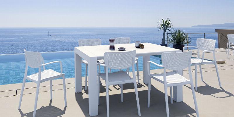 Table de jardin en plastique avant et après rénovation avec peinture colorée