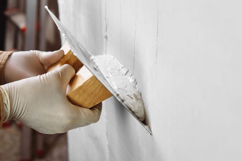 Préparation murale soignée avant l'application de peinture texturée pour une finition élégante à la française