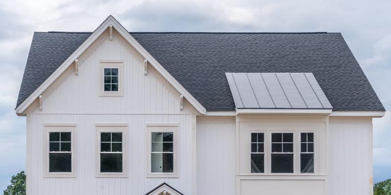 Une élégante toiture en ardoise fibro ciment rénovée avec une peinture spéciale sur une maison française