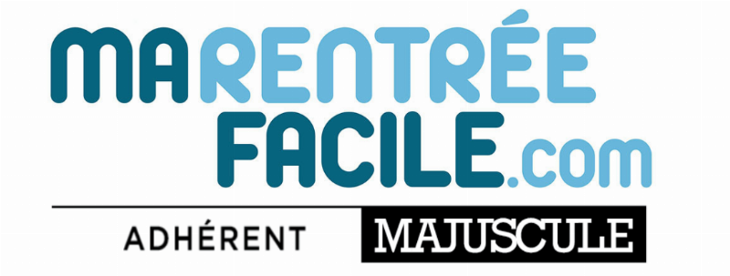 Personne suivant les étapes de création de peinture sur t-shirt, avec un pinceau et de la peinture textile sur une table d'atelier