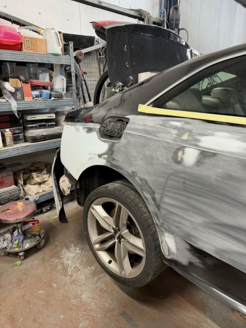 Preparation meticuleuse voiture pour peinture en cabine par expert