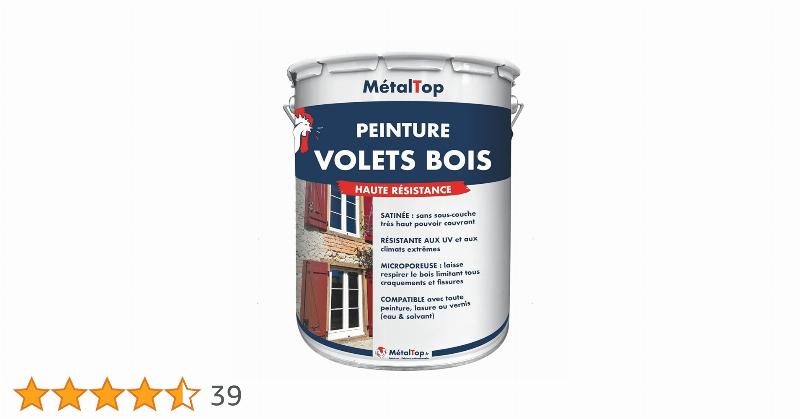 Peinture de volets extérieurs d'une maison traditionnelle française en pierre avec des volets bleus