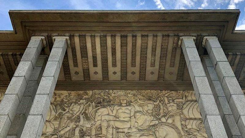 L'élégant immeuble d'Auguste Perret aux Champs-Élysées, une icône de l'architecture moderne 1900.