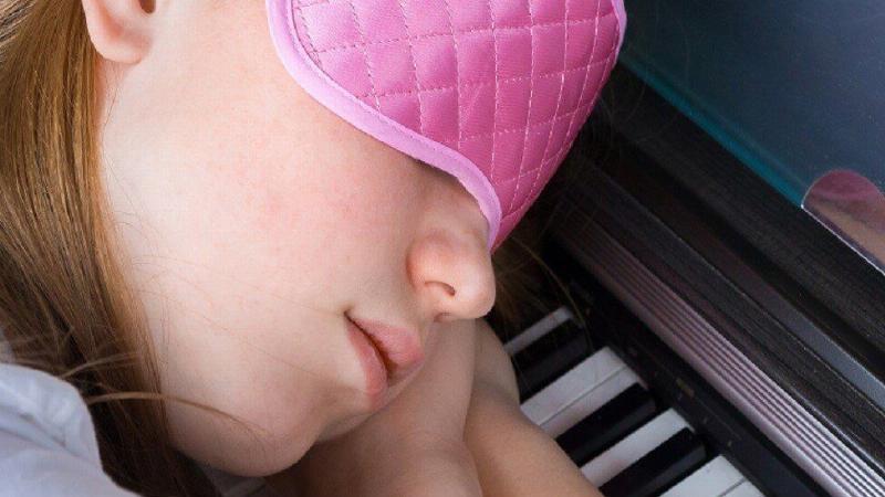 Personne relaxée écoutant de la musique classique douce sur YouTube avec des écouteurs