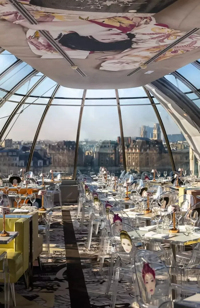 Une personne élégante avec un style gothique parisien marchant dans une rue ancienne