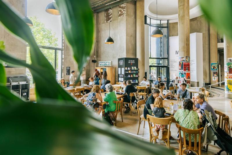 Personnes interagissant avec une peinture au sol immersive à Paris