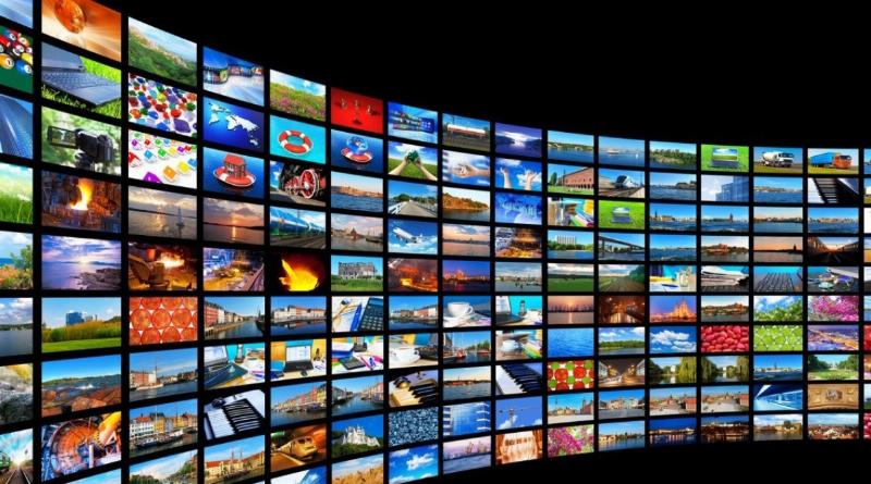 Personnes regardant une pub avec musique classique à la télévision avec attention