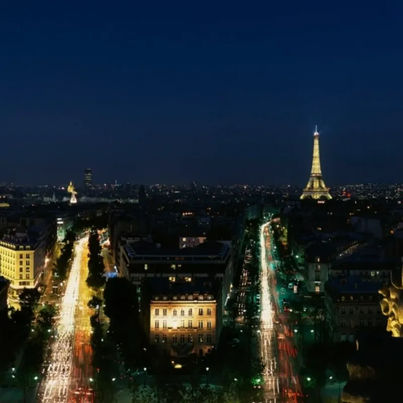 Vue aérienne de l'axe historique de Paris depuis le Louvre jusqu'à l'Arc de Triomphe