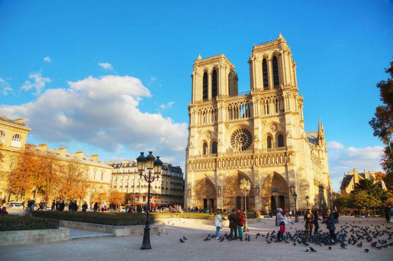 Perspective d'une visite guidée Notre Dame de Paris, vue parvis