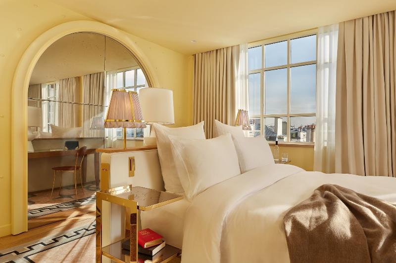 Petit-déjeuner français raffiné dans un hôtel parisien